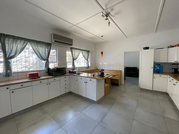 4-Bedroom House with Pool, A/C, and Entertainment Area in Eros To Rent.