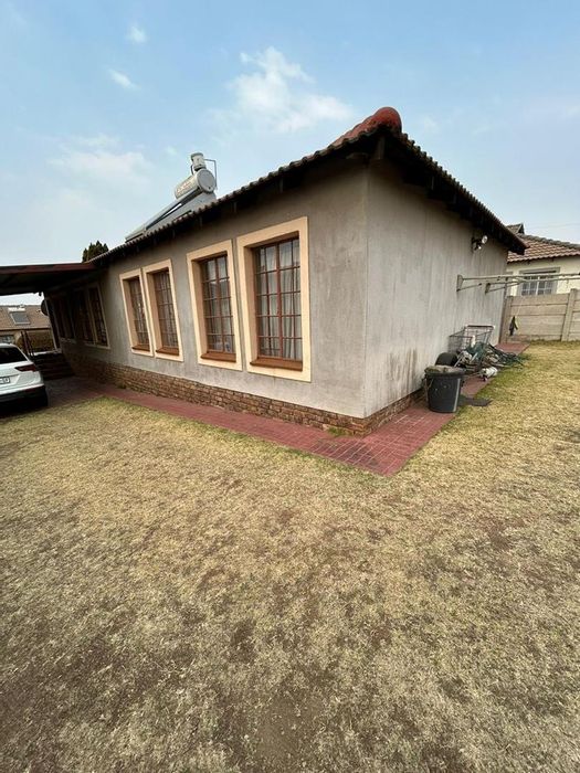 For Sale: House in Olievenhoutbosch with 3 bedrooms, garage, and open-plan living.