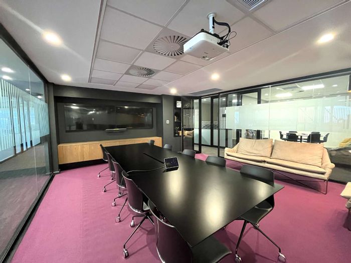 Umhlanga Ridge Office To Rent: Serviced spaces, security, high-speed Wi-Fi, gym access.