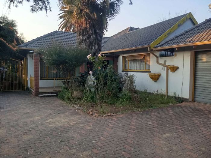 House for Sale in Vanderbijlpark Central East 2: 4 beds, garage, borehole.