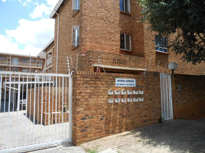 Alberton North Townhouse To Rent: 2 beds, open plan living, covered parking.
