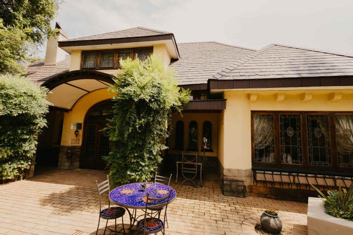 Girls-only apartment for rent in Arcadia, near University of Pretoria, with amenities.