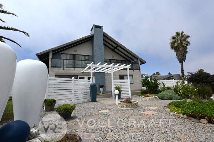 Ocean-View Oasis in Vineta: 3-Bed House with Spa, Balcony, and Garden - For Sale