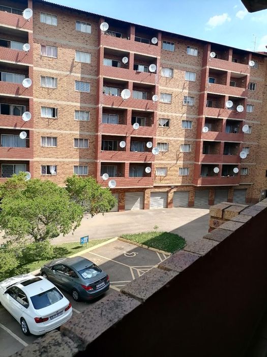 Zwartkop Apartment To Rent: Two bedrooms, close to amenities and transport.