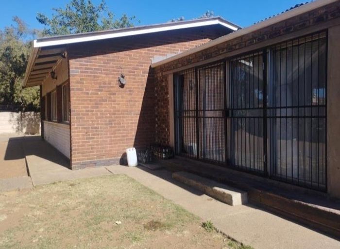 For Sale: House in Vanderbijlpark Central East 2 with main house and rental units.