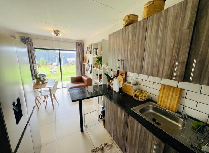 For Sale: Apartment in Comet with private garden, pool, and pet-friendly amenities.