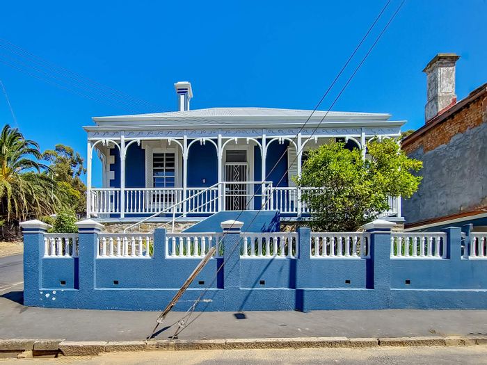 Bo Kaap House For Sale: Renovated, open plan, parking, Table Mountain views.