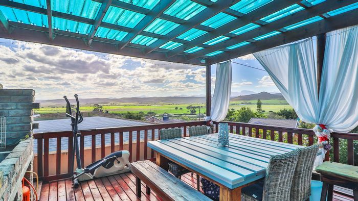 For Sale: Versatile house in Fraaiuitsig with income potential, pool, and views.