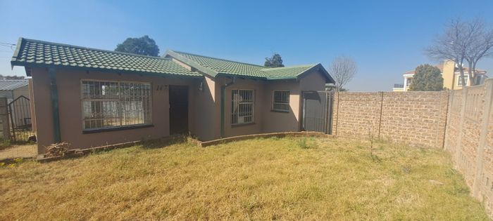 Elandspark House For Sale: Spacious 3-bed, dual access, secure yard, great potential.