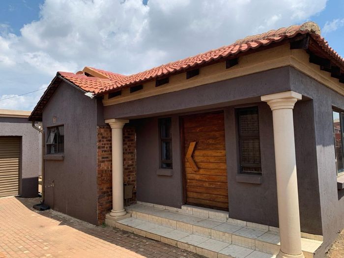 For Sale: House in Hospital View with 3 bedrooms and income-generating rooms.