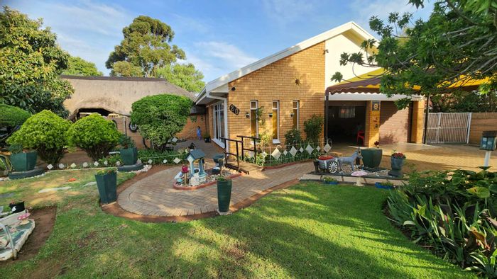 'Serene 4-Bed Family Home with Pool, Lapa, and Spacious Kitchen in Fichardt Park'