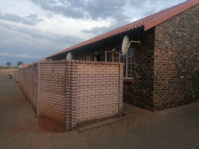 For Sale: 2-bedroom townhouse in The Orchards, near shops and parks.