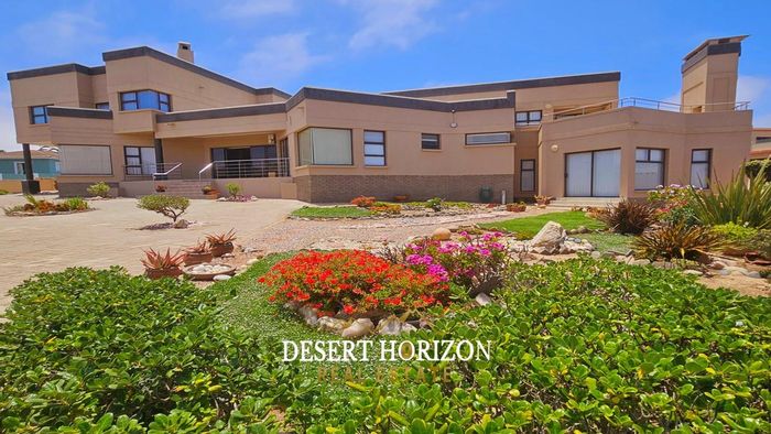 Vogelstrand House For Sale: 3 bedrooms, flat, garages, sea views, entertainment areas.