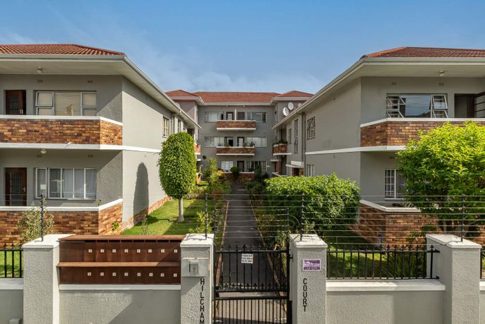 For Sale: Kenilworth Apartment with 2 Bedrooms, Secure Complex, Pet-Friendly.