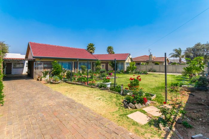 For Sale: Horison House with Two Cottages, Study, Borehole, Prepaid Electricity