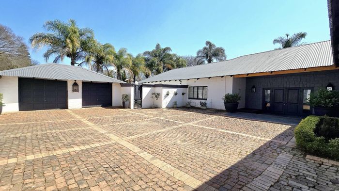 Waterkloof House For Sale: 4 beds, pool, flatlet, spacious garden, secure area.