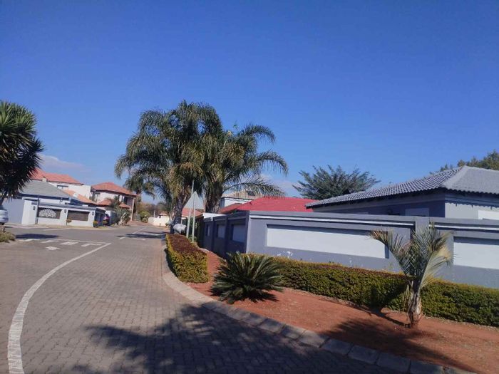 Property #2398782, Penthouse For Sale in Willow Park Manor