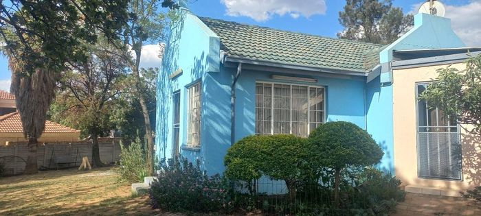 2-Bedroom House to Rent in Bloubosrand with private yard and secure parking.