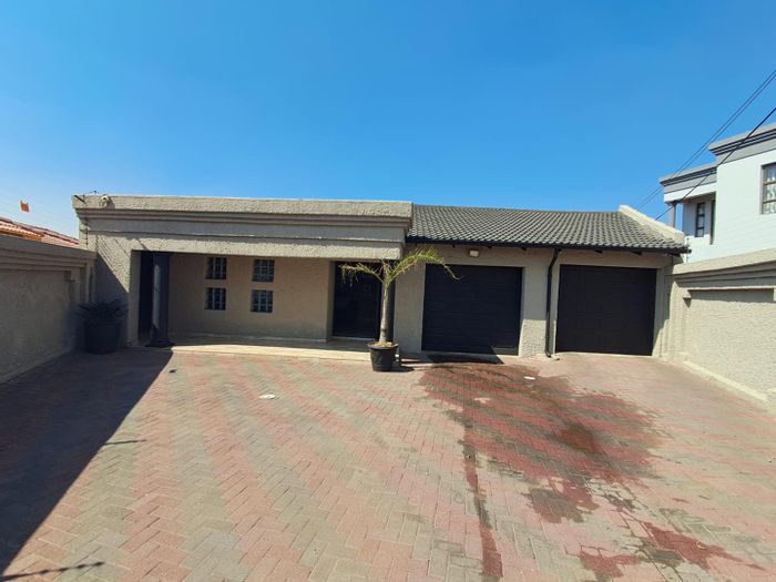 Elandspark House For Sale: Pool, entertainers room, staff quarters, and ample parking.