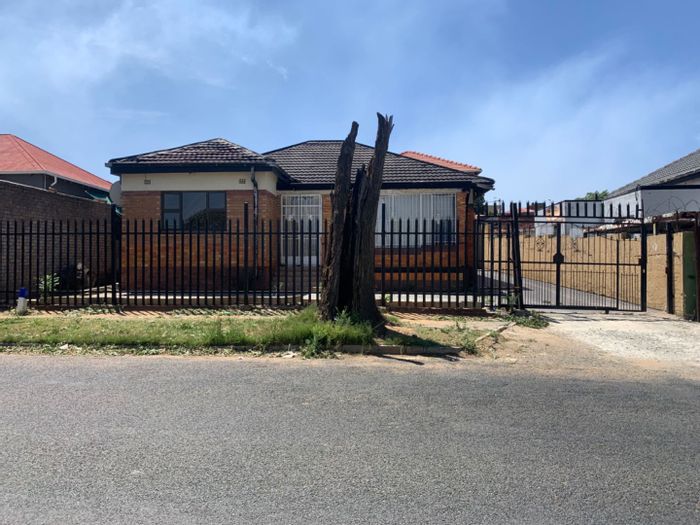 For Sale: House in Rosettenville with rental units, parking, and near amenities.