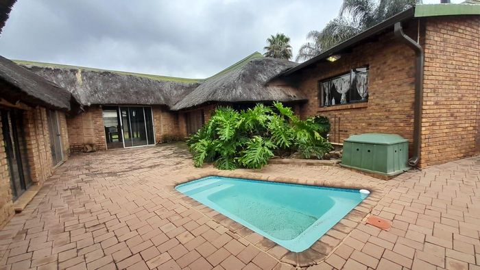 For Sale: Glen Marais House with pool, lapa, garage, and entertainment space.