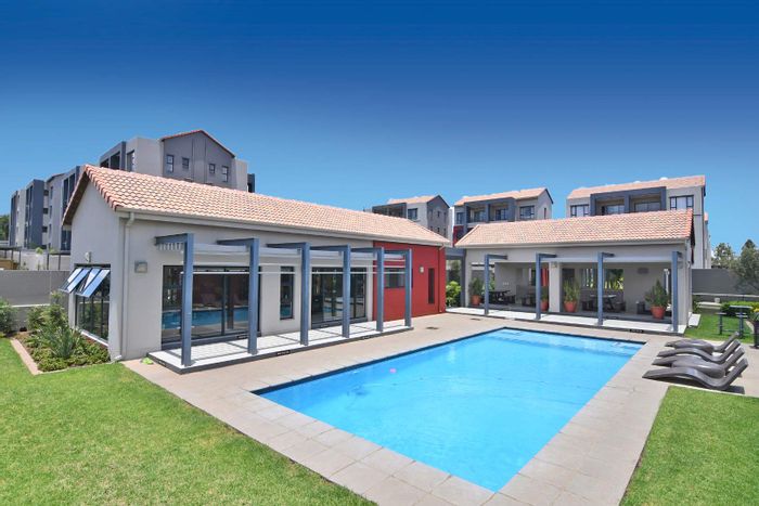 Fourways Apartment To Rent: 3 bedrooms, clubhouse, gym, pool, and security.