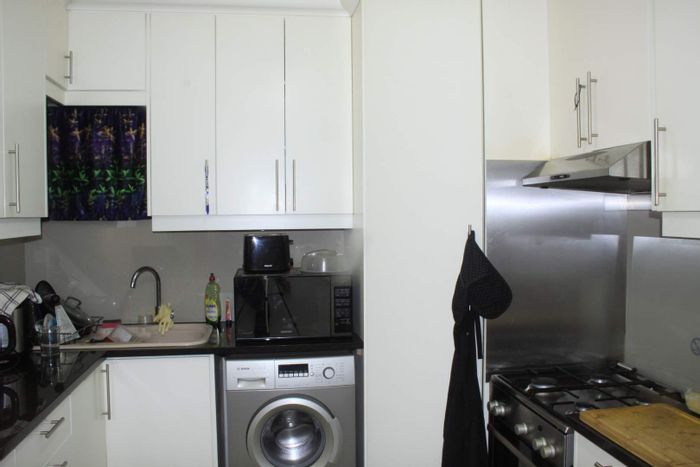 1-Bedroom Apartment in Heldervue To Rent, includes parking, kitchen amenities, and internet.