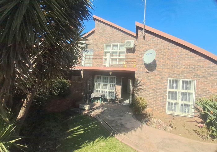 Kibler Park Townhouse For Sale: 3 Beds, 2 Baths, Garden Unit, Carport & Parking