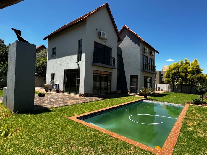Leloko House For Sale: 4 bedrooms, pool, landscaped garden, pet-friendly, garage.