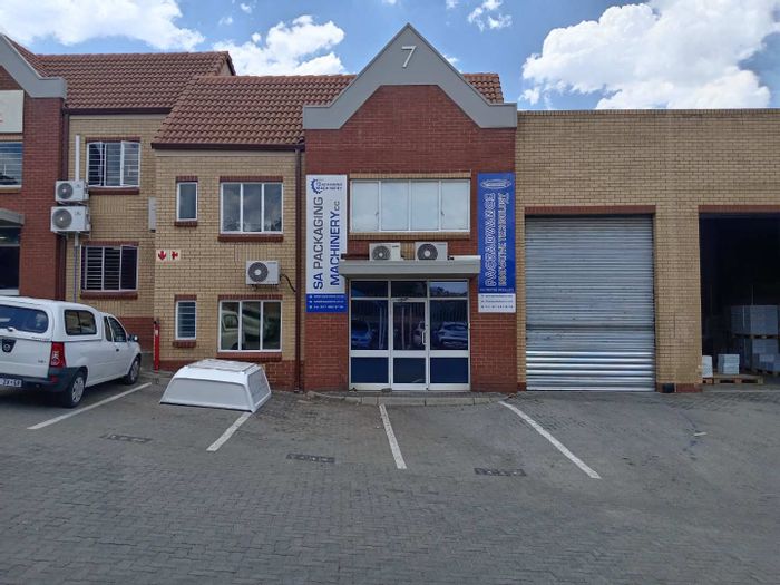 Industrial Warehouse To Rent in Eastgate: 450m2, offices, kitchenette, secure park.