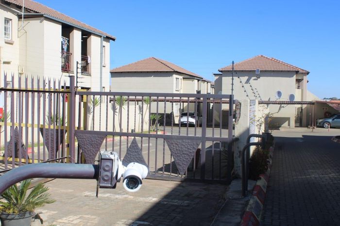 2-Bedroom Apartment To Rent in Germiston South with 24-Hour Security and Parking.
