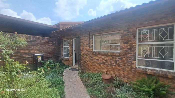 Property #2227312, Townhouse for sale in Buccleuch