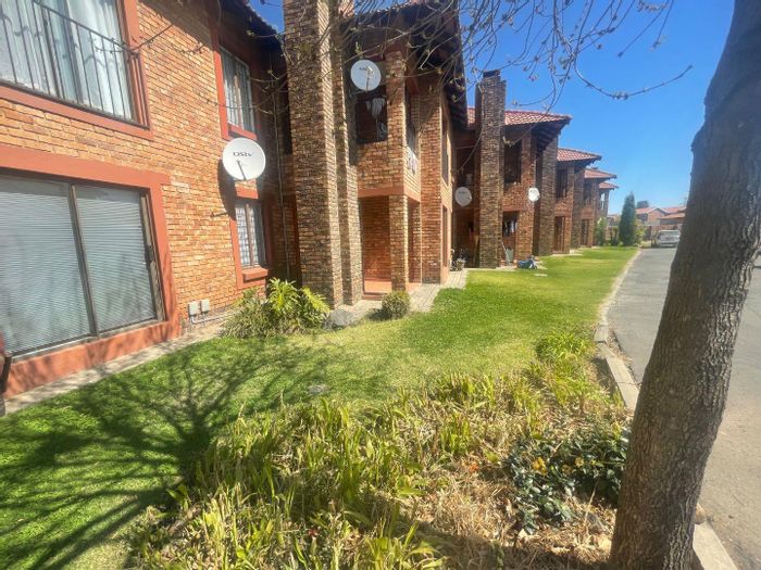 Edleen Cluster To Rent: 2-bed, secure complex, close to amenities and transport.