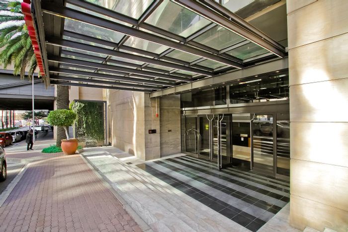 Luxury 1 Bed Apartment in Sandton Central with Pool, Gym, and Security. To Rent.