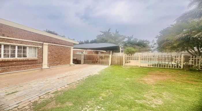 5-bedroom house for sale in Bendor with study, flatlet, and pool.