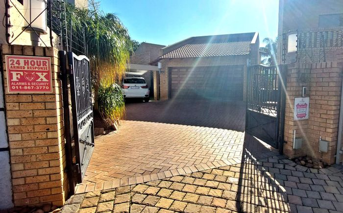 Meyersdal House For Sale: Pool, gourmet kitchen, spacious living, secure parking.