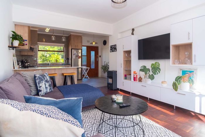 Sea Point Apartment To Rent: 1 Bed, 24/7 Security, Balcony, Parking Included.