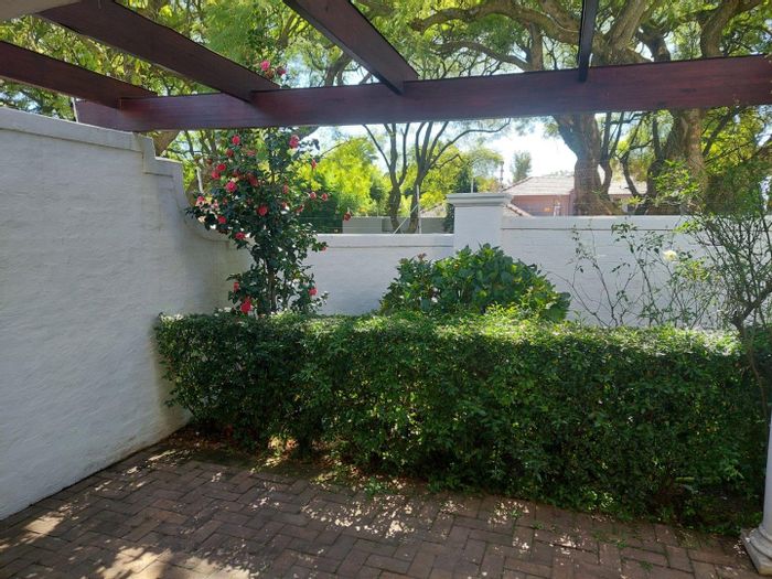 Saxonwold Apartment To Rent: 2 bed, pool access, secure complex, close to amenities.