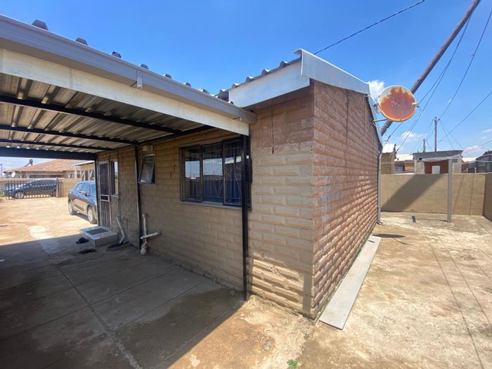 Mayfield House For Sale: Open-plan living, outdoor rooms, rental income potential.