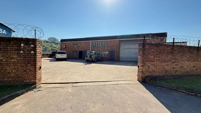 Industrial property in Westmead to rent, featuring dual warehouse floors and flexible access.