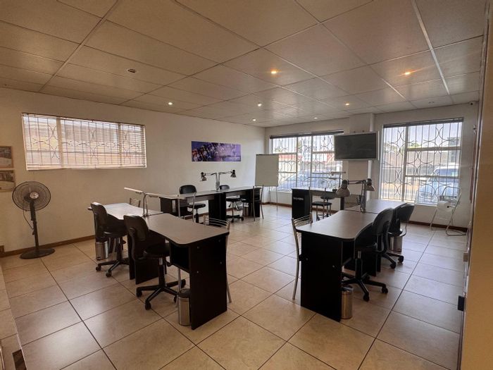 To Rent: 33m² office in Randhart with communal kitchen and shared bathrooms.