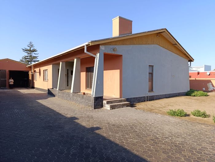 For Sale: House in Hermes with 3 bedrooms, spacious kitchen, and ample storage.