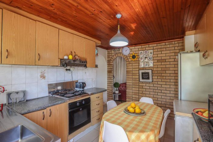 For Sale: House in Savannah Park with 3 bedrooms, spacious yard, and ample parking.