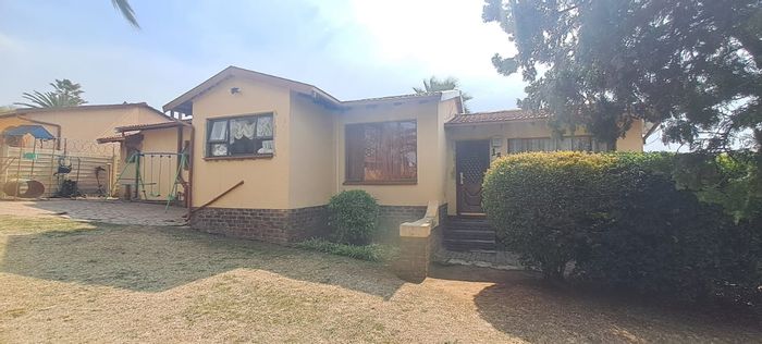 Elandspark House For Sale: 3 Bedrooms, Pool, Bar Nook, Staff Toilet.