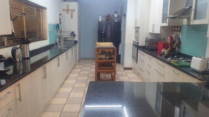 Kingsview House For Sale: 3-bed home, 2-bed cottage, bachelor flat, ample parking.
