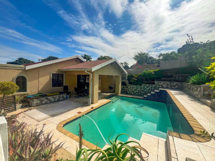 Glen Anil House For Sale: Pool, carport, outdoor room, spacious garden.