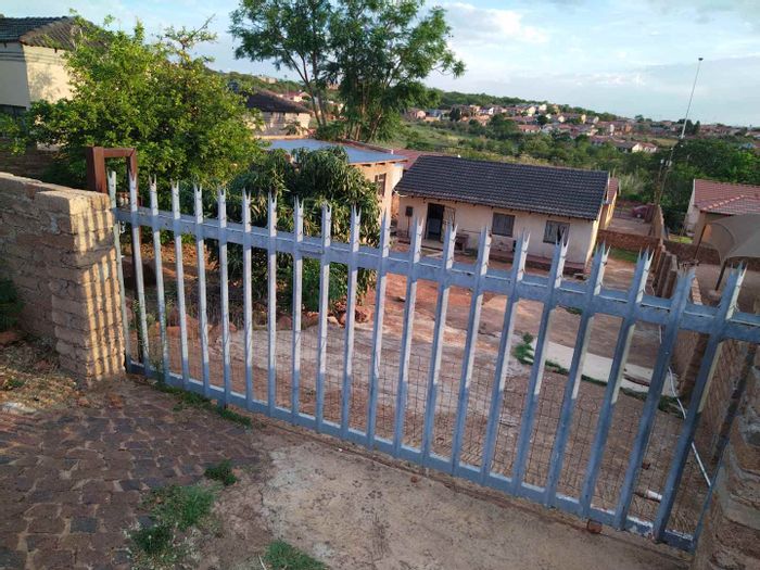 House for Sale in Soshanguve Ext: Main house plus flatlet, ideal investment.