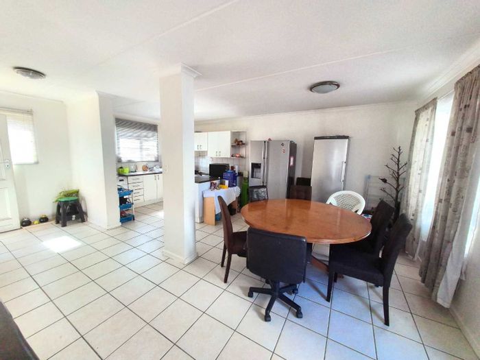 Ruyterwacht Townhouse For Sale: 3 Bedrooms, inverter, parking for 2 cars.