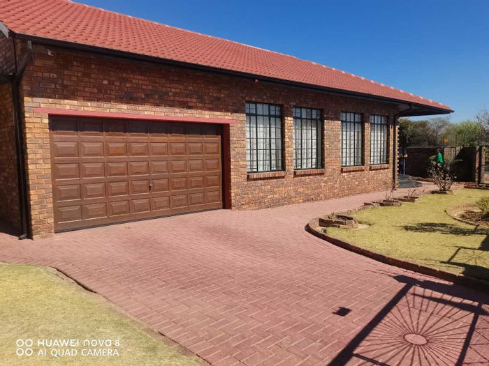 Elandspark House For Sale: 3 Bedrooms, Pool, Lapa, and Covered Parking.