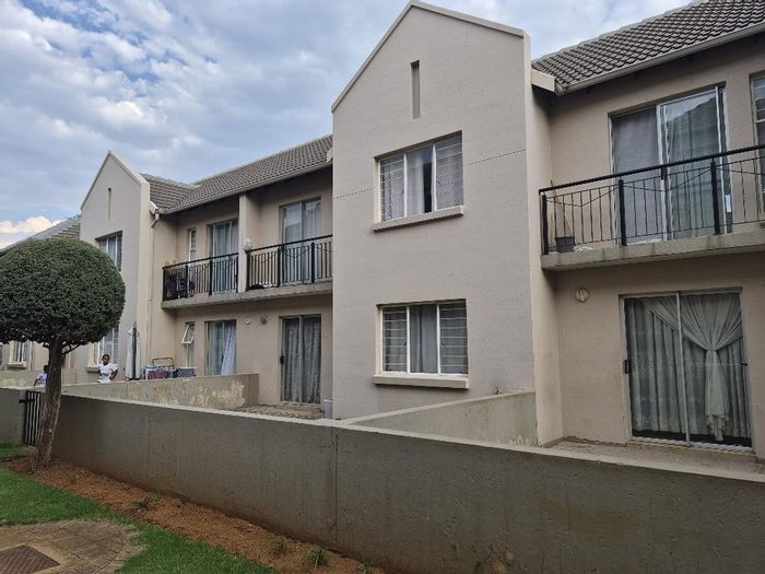 Klippoortjie AH Apartment For Sale: 2 Bedrooms, private garden, communal pool access.